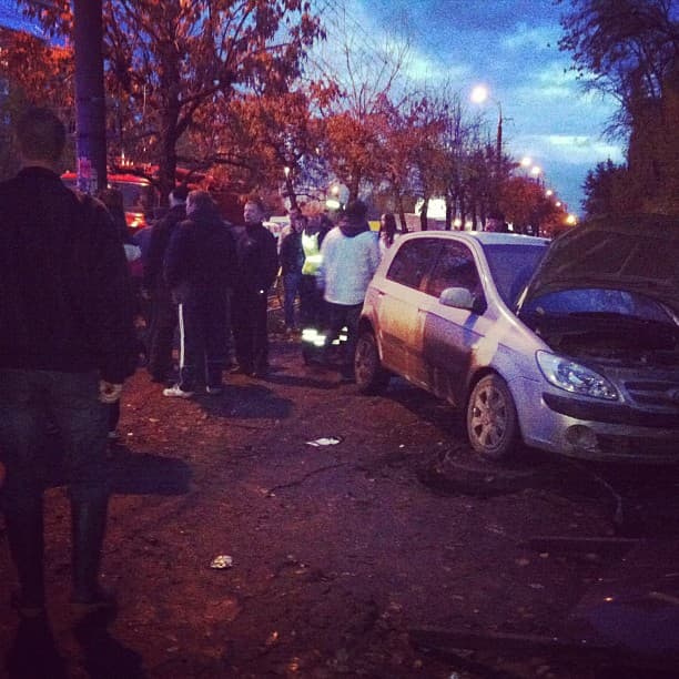 ДТП. Автомобиль протаранил остановку с детьми