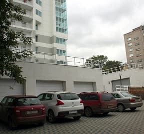 Новая высотка осталась без парковки