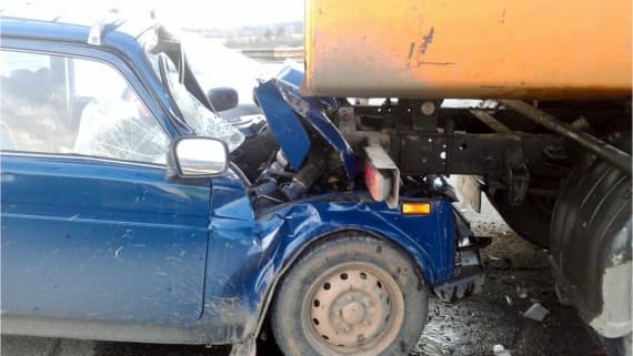 На Новом мосту «Нива» врезалась в припаркованный ЗИЛ