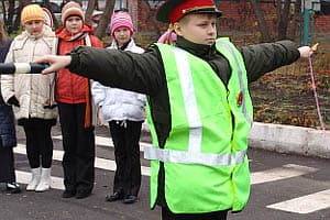 Детей оденут в светоотражающие жилеты