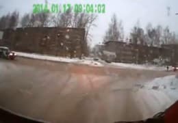 Водитель иномарки на Лепсе чуть не сбил девочку