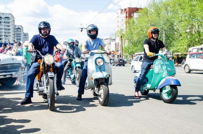 9 мая по городу Кирову проехались ретро автомобили