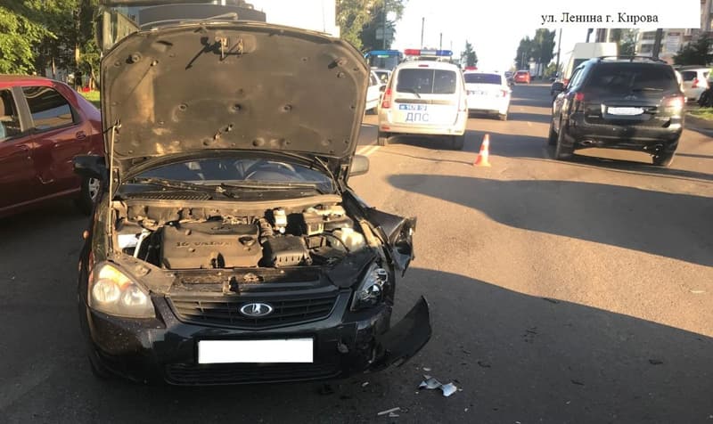 В Кирове мотоциклистка пострадала от столкновения с легковушкой