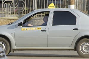 Таксистов будут лишать прав за перевозку детей без автокресел