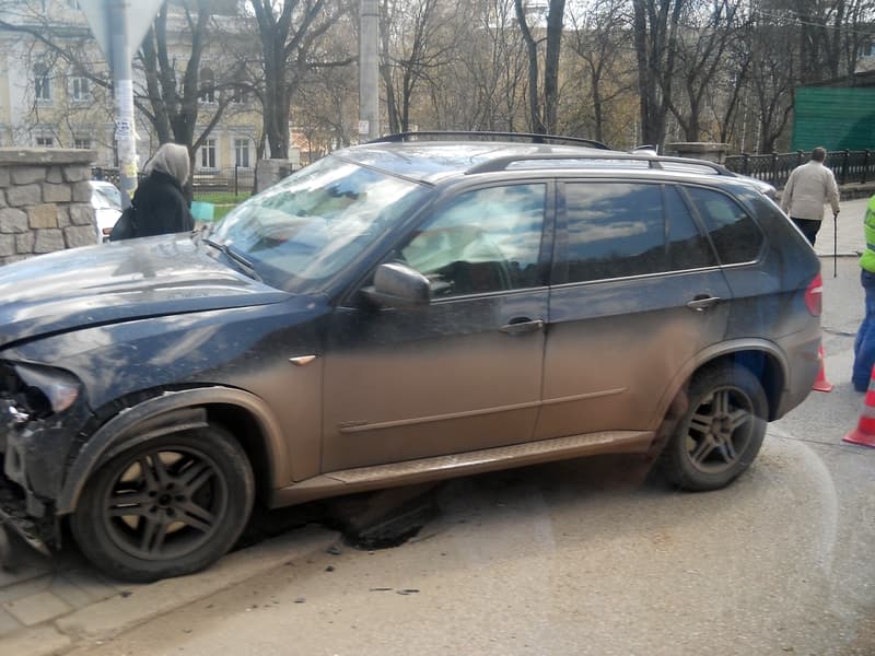 «Фольксваген» влетел в BMW у «Октября»: пострадала женщина