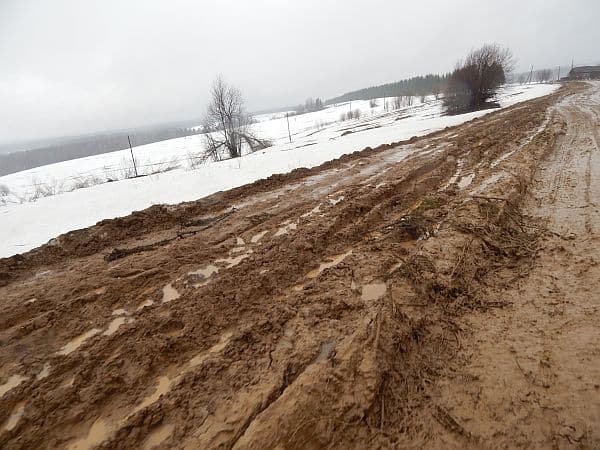 С приходом весны дороги в Омутнинске превратились в грязевое месиво
