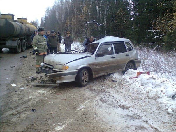 На трассе «Вятка» столкнулись легковушка и бензовоз