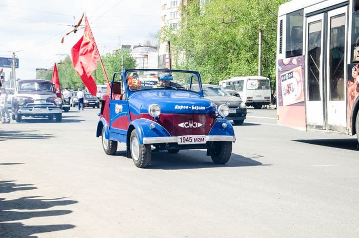 9 мая по городу Кирову проехались ретро автомобили
