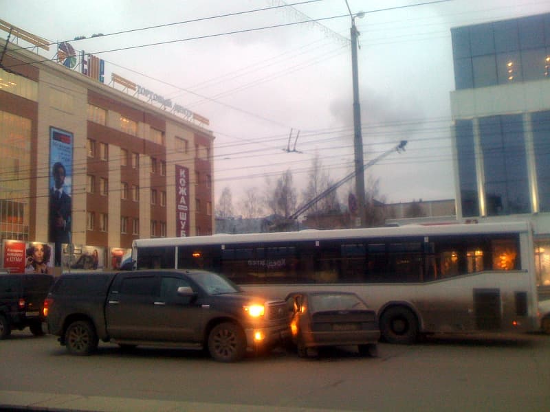 У ЦУМа столкнулись пять автомобилей