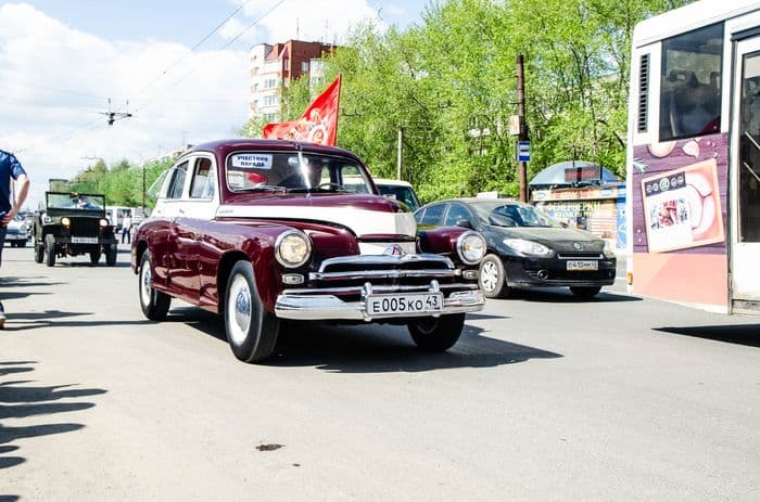 9 мая по городу Кирову проехались ретро автомобили