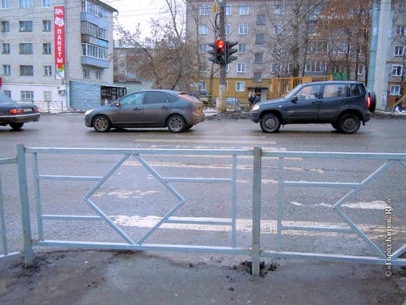 Прохода нет! У Зонального люди переходят дорогу по закрытому переходу