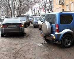 Неудачный маневр на узкой улице привел к ДТП