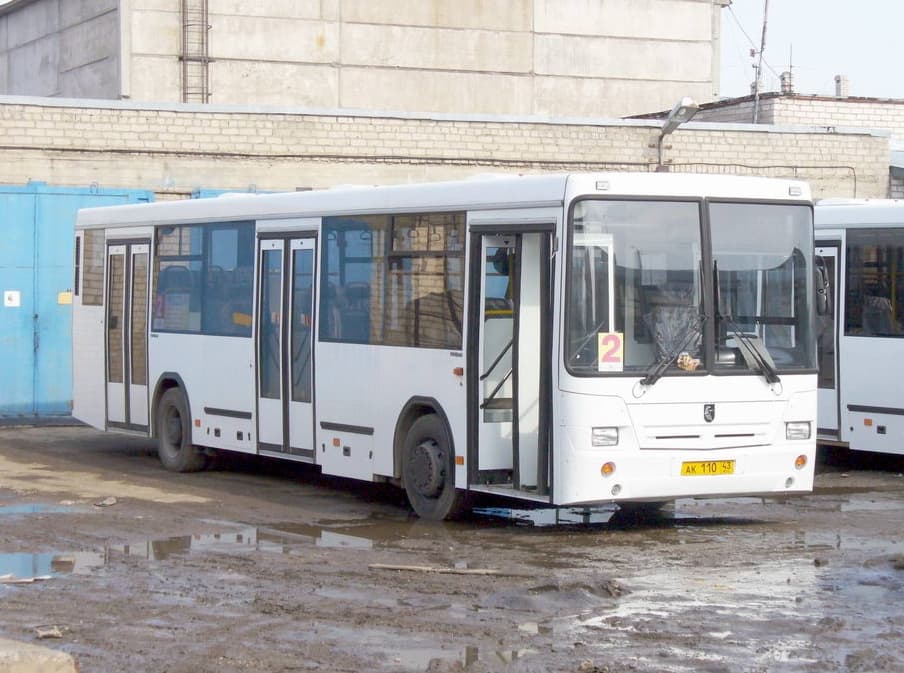 У горадминистрации «десятка» врезалась в пассажирский автобус 