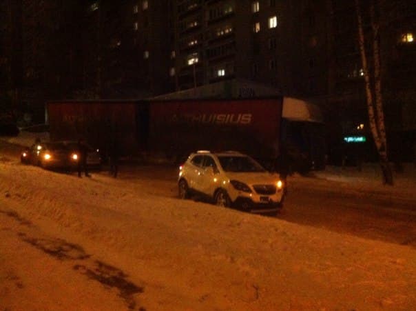 На Казанской фура протаранила 6 легковушек и въехала в дерево