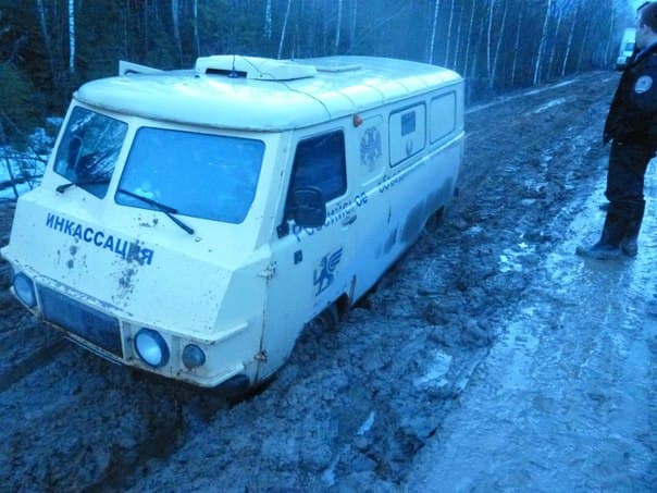 На дороге Опарино-Подосиновец застрял автобус и перевернулся трактор 