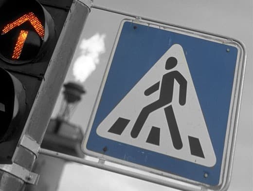 Водитель не смог остановить автобус и сбил бабушку на «зебре»