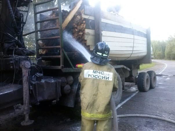 На уржумской трассе загорелся лесовоз