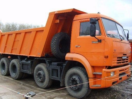 В Котельниче КамАЗ врезался в пассажирский автобус 
