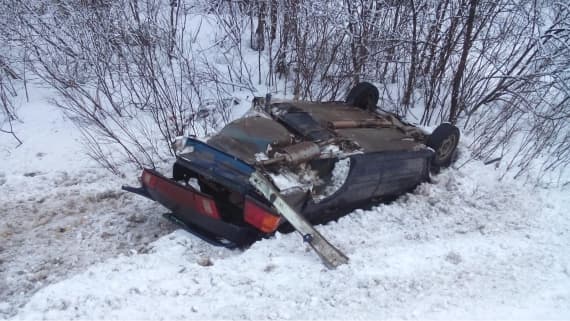 В Юрьянском районе «пятнадцатая» улетела в кювет после столкновения с «Приорой»