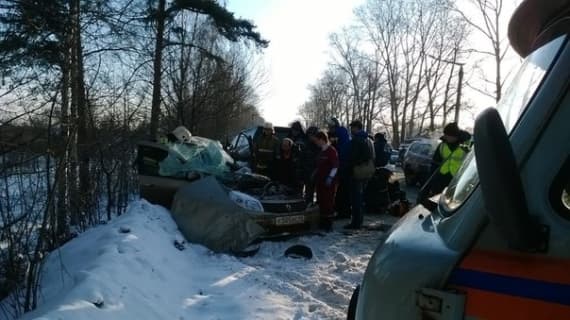 На старом мосту «Рено» столкнулся с «Тойотой» и «Фордом»: на дороге лежит тело
