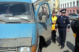 Сотрудники ГИБДД на Театральной площади вылавливали грязные машины