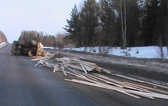 В Юрьянском районе перевернулся грузовик с досками