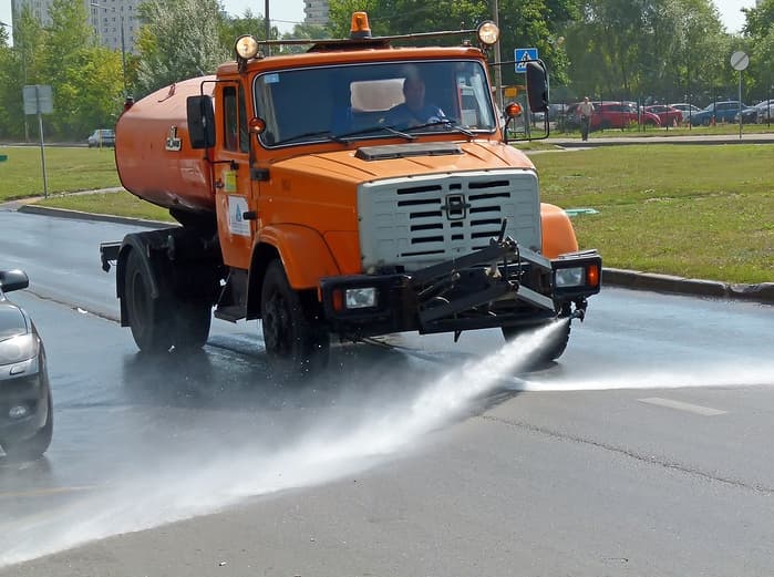 Полив улиц 2014: Власти обещают помыть весь город