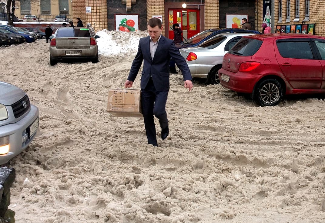 Скоро Новый год. В городе грязь и снежная каша