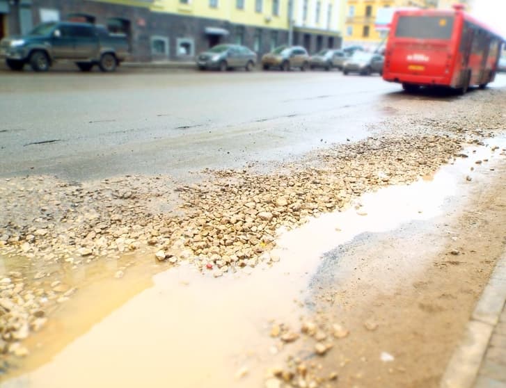 Эх, дороги!.. Опасные ямы в Кирове засыпают щебнем