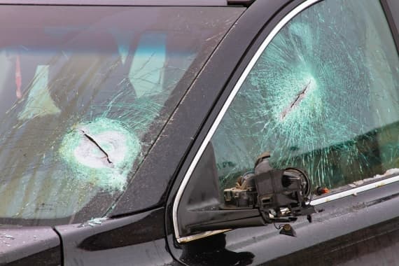 В Котельничском районе неизвестные топором изрубили Вольво