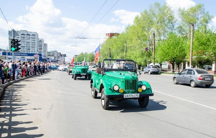 9 мая по городу Кирову проехались ретро автомобили