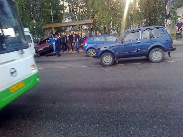 На Октябрьском проспекте легковушка вылетела на остановку 