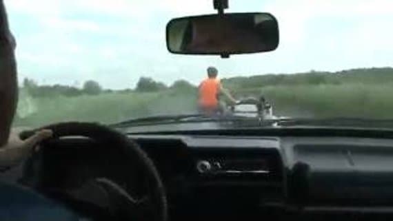 В погоне за нарушителем сотруднику ГИБДД пришлось запрыгнуть на мотоцикл