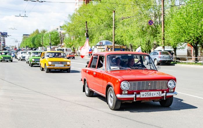 9 мая по городу Кирову проехались ретро автомобили