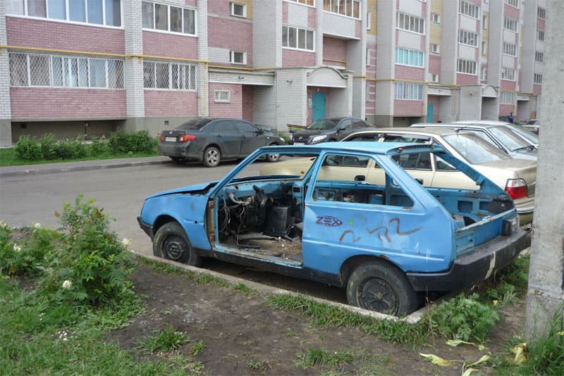 Автомобили, брошенные кировчанами, будут эвакуировать на спецстоянку