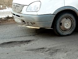 Весна пришла: на дорогах города огромные ямы