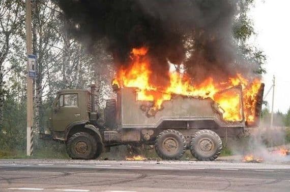 Под Суной загорелся КамАЗ: на трассе образовалась огромная пробка