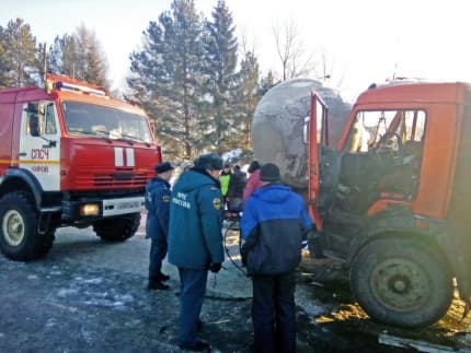 МЧС:  водителя зажало в кабине в ДТП с двумя грузовиками (ФОТО)