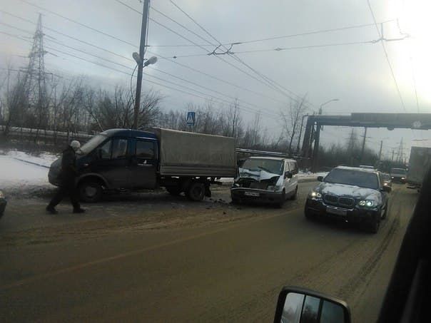 Из-за ДТП Луганская встала в пробке