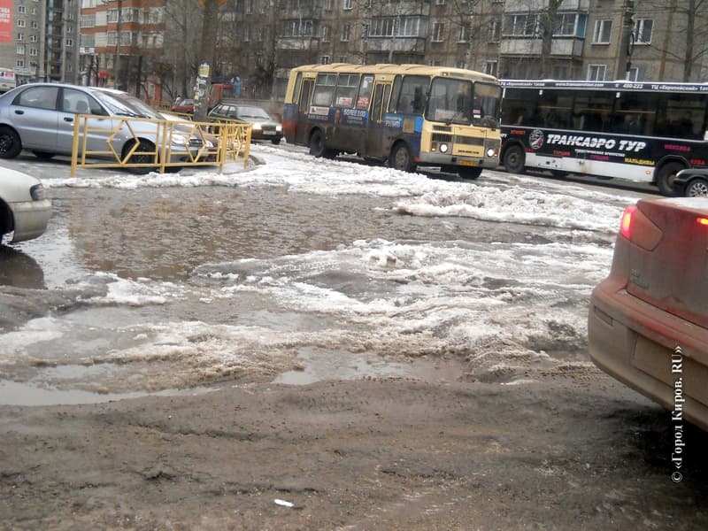 Крупная утечка воды. Район Центрального рынка подтоплен