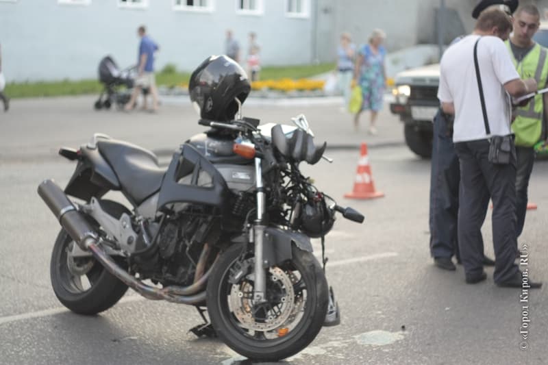 Мотоциклист с пассажиром врезались в Volvo