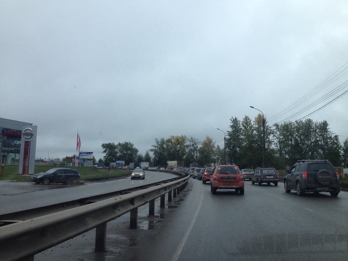 На въезде в Киров образовалась огромная пробка