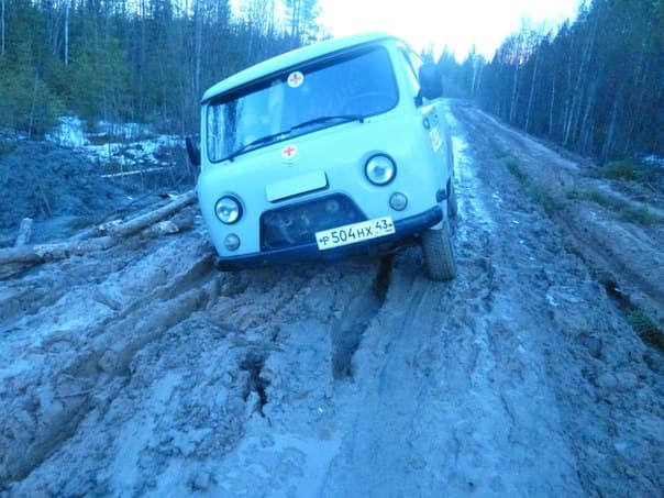 На дороге Опарино-Подосиновец застрял автобус и перевернулся трактор 