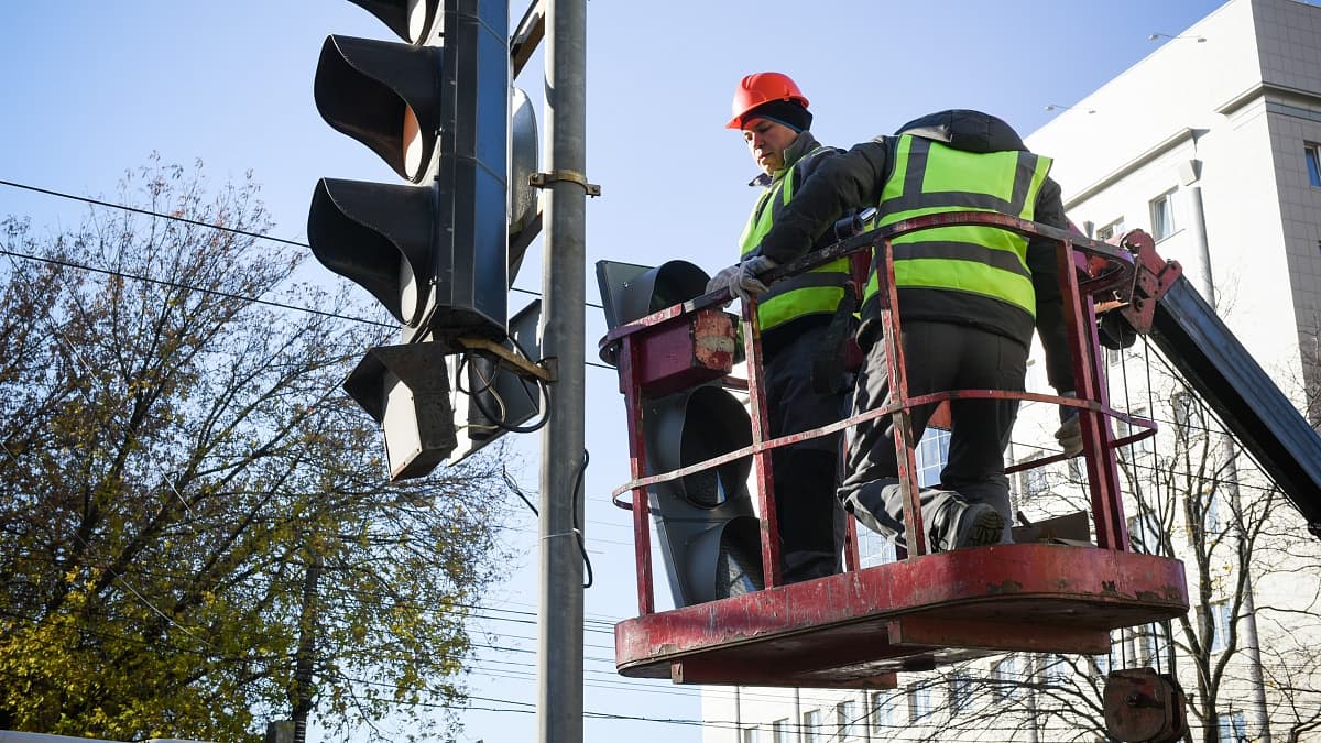В Кирове на семи перекрёстках заменят светофоры
