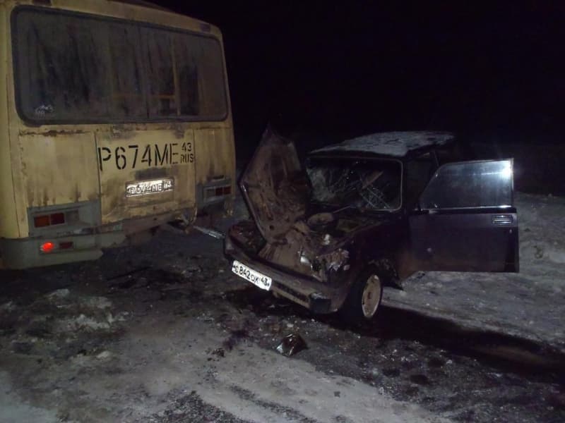 В Чепецке пьяный водитель врезался в автобус