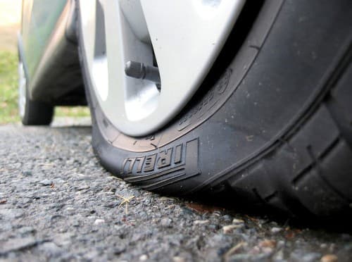 У восьми машин ГИБДД прокололи колеса