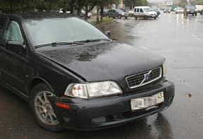 После ДТП машина потеряла управление и врезалась в бордюр