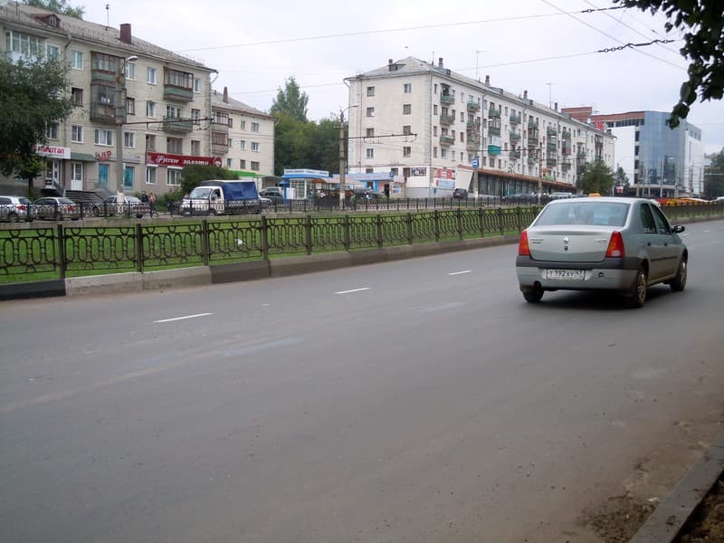 Разметку на Октябрьском заменили - оставили место под парковку