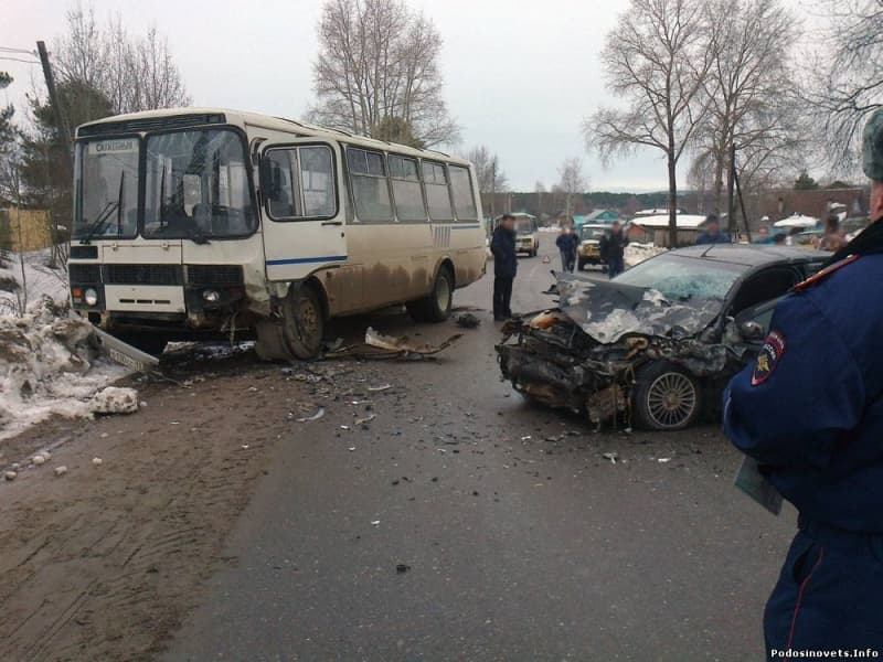 В Демьяново автобус столкнулся с «Фордом»