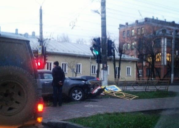 На Воровского врезались в столб две иномарки